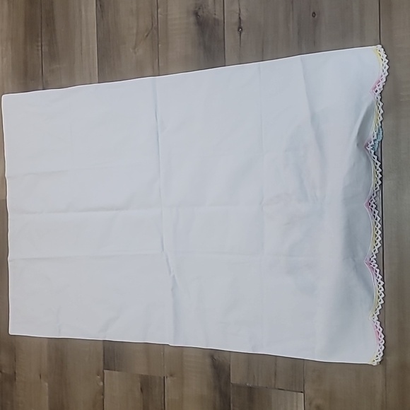 Vintage white pillowcases pink yellow seafoam green doilies embroidered accents - Picture 8 of 11